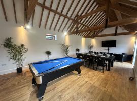 character filled barn renovation，位于Old Hurst的酒店