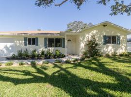 NEW Riverside Retreat with Pool，位于朱庇特的酒店