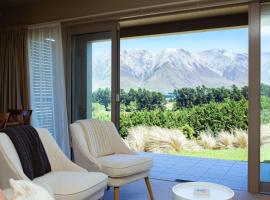 Villa 206 - Front Row Golf Views, Terrace Downs，位于温德维索的滑雪度假村