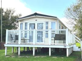 2 Bedroom Caravan NV13, Lower Hyde, Shanklin, Isle of Wight，位于尚克林的酒店