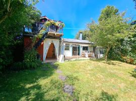 Estudio Interior con Baño Privado en Casa Frente al Mar Piscina temperada compartida，位于Lenca的酒店