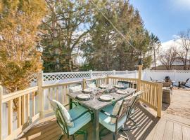 Historical Dtwn Loveland Home with Wraparound Porch!，位于拉夫兰的酒店