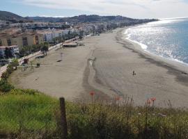 lujo a 50 metros de la playa，位于林孔-德拉维多利亚的酒店