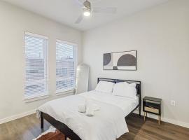 Elegant Downtown 1BD Condo with Pool & Gym，位于沃思堡的公寓式酒店