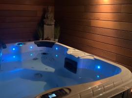 Sous un toit perch&eacute;，位于Grez-Doiceau的带热水浴缸的酒店