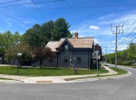 Century Home in Bracebridge Muskoka，位于布雷斯布里奇的酒店