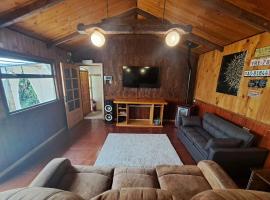 Habitación cocina y Quincho con Piscina temperada，位于Lenca的酒店