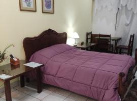 Suite con entrada independiente 1 dormitorio 1 sala de estar，位于里韦拉的酒店
