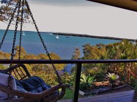 Due South Waterfront home，位于Macleay Island的酒店