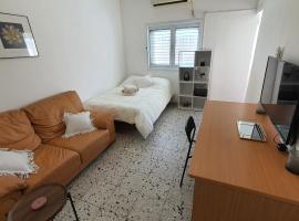 דירת סטודיו מרווחת במרכז העיר נתניה，位于内坦亚的酒店