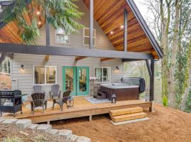 Near Rivers and Boating Home with Hot Tub in Longview，位于长景市的酒店