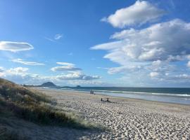 Papamoa Beach, Pohutukawa Deluxe Studio, on Hugoway，位于帕帕莫阿的住宿加早餐旅馆