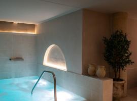 Hotel Well and Come M&aacute;laga，位于马拉加的带泳池的酒店