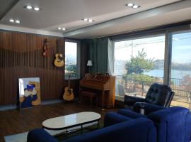 Between the olive trees，位于Tongdae-ri的酒店
