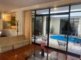 Casa Hospedaje Las Lomas con piscina en La Merced