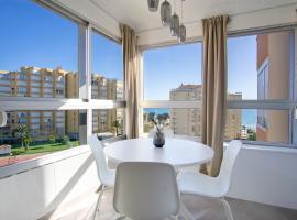 Modern apartment with a wonderful sea view，位于托罗克斯的酒店
