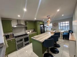 Portaferry Waterfront Townhouse with Hot Tub，位于波塔费里的酒店