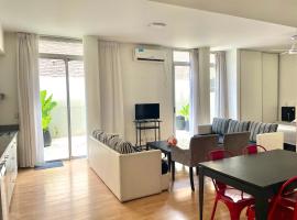 Apartamentos de Maria en Martinez! Av Libertador con Patio!，位于马丁内斯的酒店