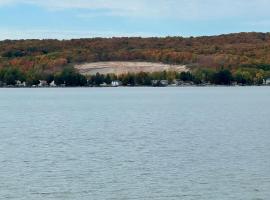 Charming 3 BR Lakefront Cottage - Gateway to Platte Lake & Sleeping Bear Dunes!，位于Honor的酒店