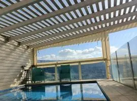 צימרים Old school - ג'קוזי , בריכה מחוממת ונוף ברמת הגולן