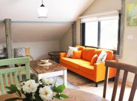 Peaceful & Colorful Attic，位于恰斯林的酒店
