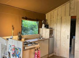 glamping met landelijk uitzicht，位于Spanga的酒店