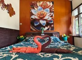 Regal Eagle Guesthouse -Thai House and Garden