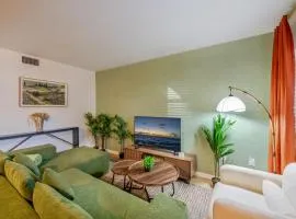 Vibrant Modern Escape, Walk To Dining, Near Beach