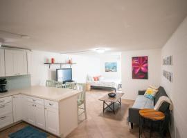 Beach & Country Beachfront Studio，位于Hauula的酒店