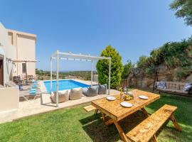 Cretan Sunny Villa With Heated Pool，位于Kournás的酒店