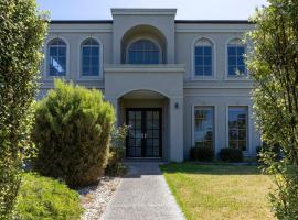 Spacious Home with Ensuites，位于Mount Waverley的酒店