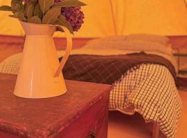 Furnished Bell Tent 4，位于圣奥斯特尔的豪华帐篷