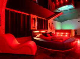 Love Room TENTATION - Découvrez le luxe d'un jacuzzi envoûtant et d'une atmosphère de pure séduction !，位于奥尔南的酒店