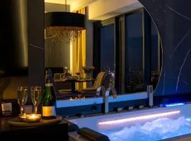 URBAN APARTMENTS Golden Royal, JACUZZI by the window, Chilled Prosecco, Free Garage