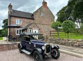 Character 3 Bed Peak District Farmhouse Near Alton Towers, Polar Bears, Chatsworth House