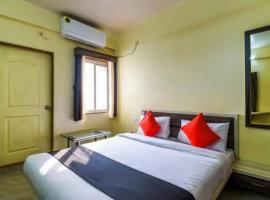 Dwaraka Lodging，位于Talegaon Dābhāde的酒店