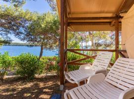 Adria Glamping luxury tents Camping Poljana Mali Lošinj，位于木洛希尼的酒店