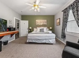 NEW King Bed,Suite,Downtown BR Southern Charm Boxcar