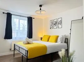 2BR 2BA Flat - King Beds - Free Parking - Near LGW Airport