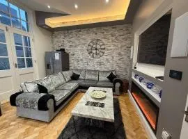 Hi spec Victorian apartment with Rooftop Hot tub