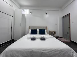 Riviera Cove - 1 bedroom apartment with living room & kitchen，位于马累的酒店