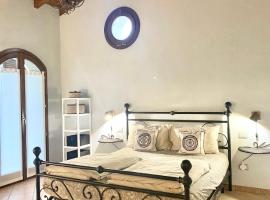 Lejlighed i Bassola med privat parkering，位于阿尔梅诺的酒店