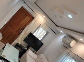 Studio moderne où tout est Neuf, Cuisine, Couvert,ClimatiséWifi haut débit , Smart TV à bertoua，位于Bertoua的酒店