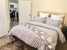Serviced 2 Bedroom in Long Acres，位于卢萨卡的带停车场的酒店