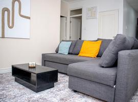 The Soul of Kingston Chic 2BR Condo with Pool and GYM，位于金斯敦的酒店