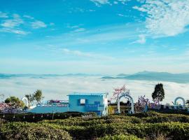 Cloud9 & Cloud View Glamping，位于Xuân Trường的豪华帐篷