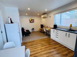 Modern 1 bedroom guest house，位于上哈特的酒店