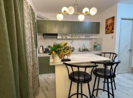 A Suburban Haven, top floor unit with Balcony- at Camarin Caloocan City!!，位于Camarin的酒店