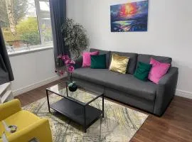Spacious and Bright 2 Bedroom Ground Floor Apartment 5 min walk from town centre with Free Parking Business and Leisure by Jesswood Properties