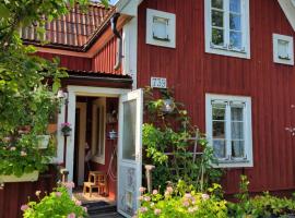 Mysigt rum med lantligt läge i privat bostad med katter，位于Storå的酒店